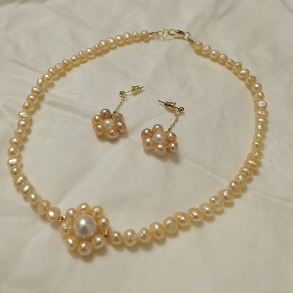 Natural freshwater pearl necklace and earrings set. - Picture 4 of 5
